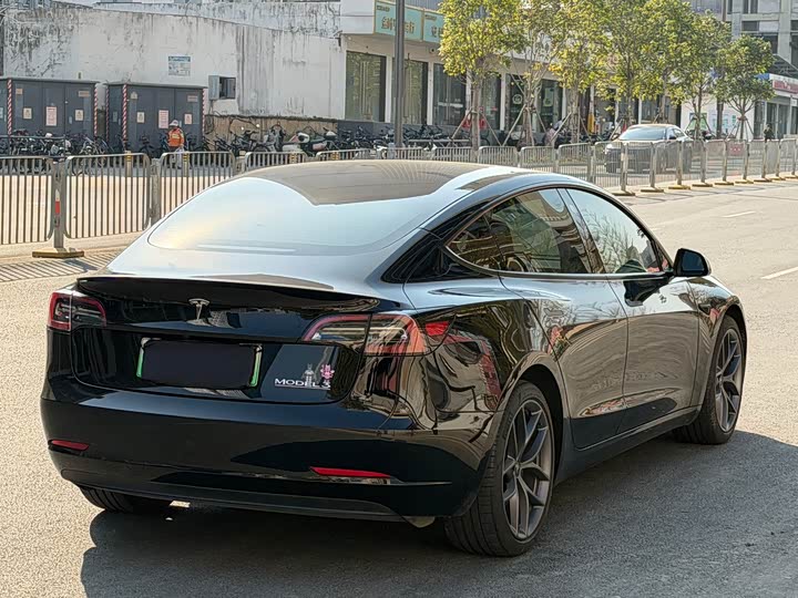 Фото 6 - Tesla Model 3