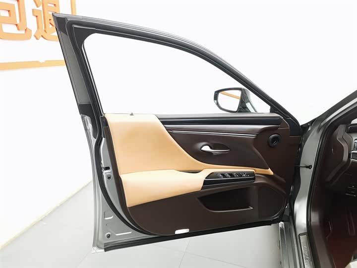 Фото 8 - Lexus ES