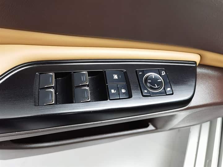 Фото 9 - Lexus ES