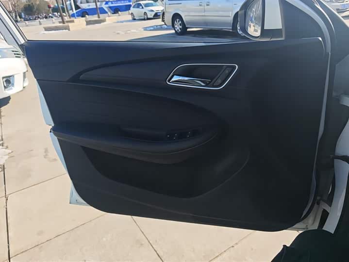 Фото 7 - Roewe i5