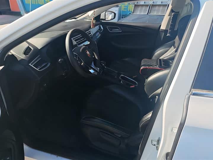 Фото 9 - Roewe i5