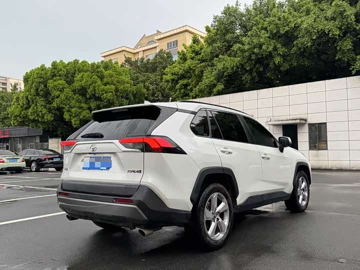 Фото 3 - Toyota RAV4