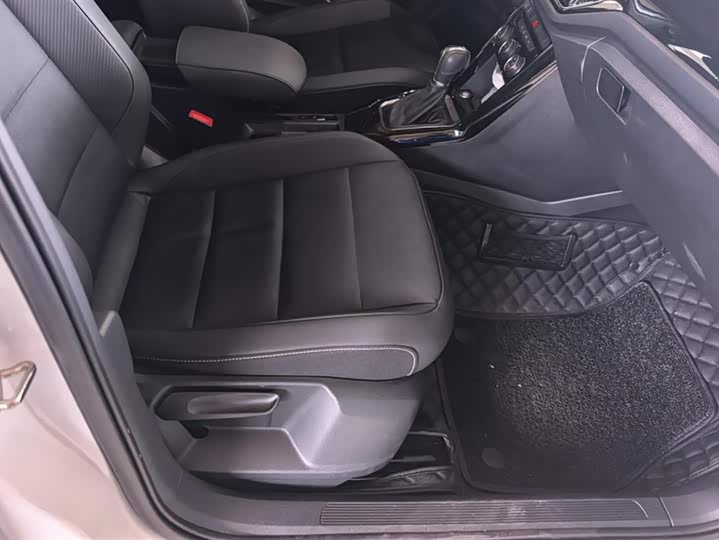 Фото 8 - Volkswagen T-Roc