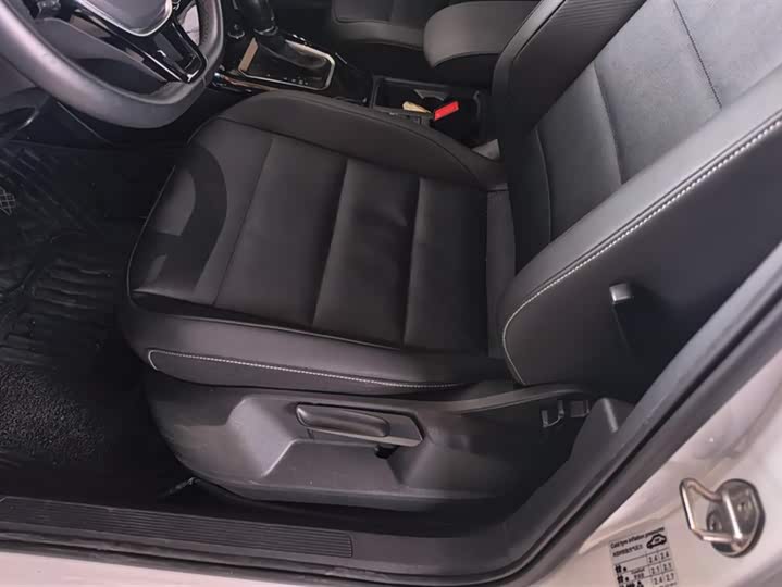 Фото 9 - Volkswagen T-Roc