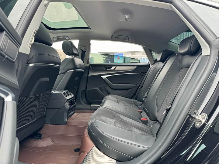 Фото 6 - Audi A7L