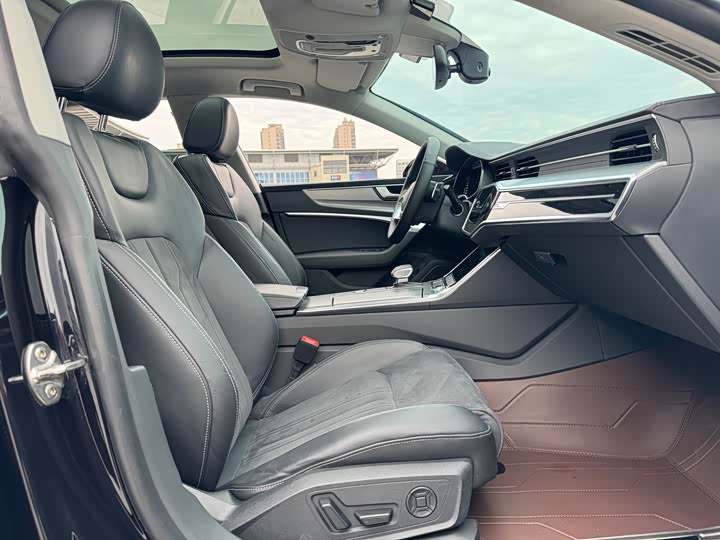 Фото 7 - Audi A7L