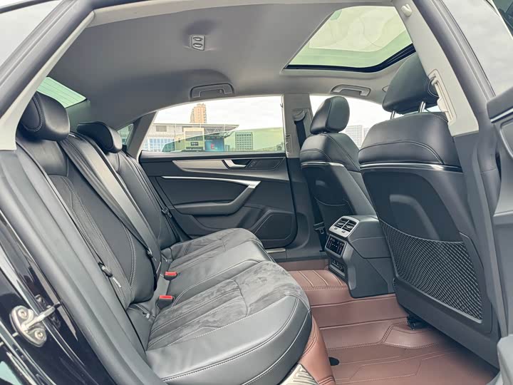 Фото 8 - Audi A7L