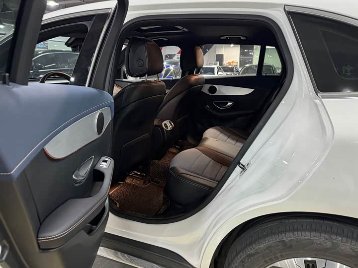 Фото 8 - Mercedes-Benz EQC