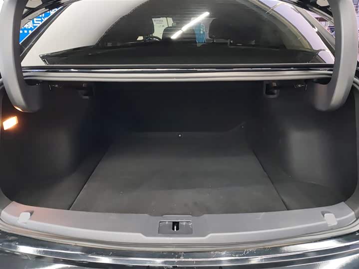 Фото 4 - Hongqi E-QM5