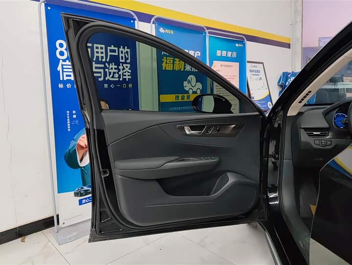 Фото 7 - Hongqi E-QM5