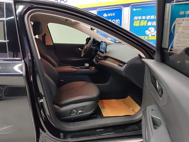 Фото 8 - Hongqi E-QM5