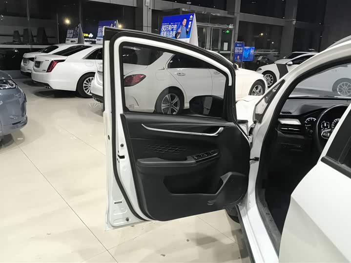 Фото 7 - Geely Vision X3