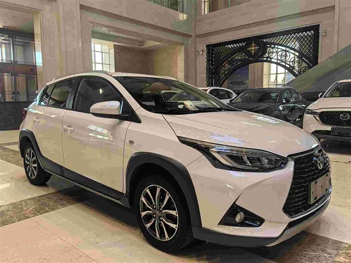 Фото 3 - Toyota Yaris L Hatchback