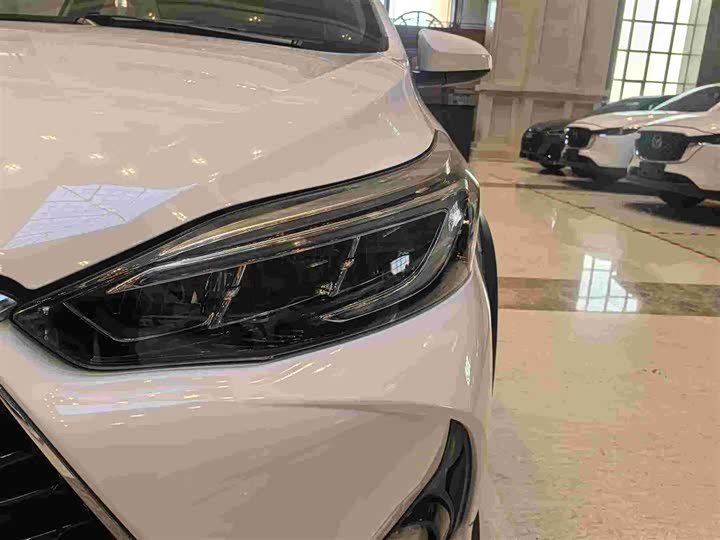 Фото 5 - Toyota Yaris L Hatchback