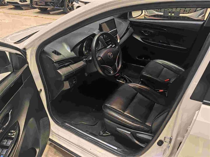 Фото 6 - Toyota Yaris L Hatchback