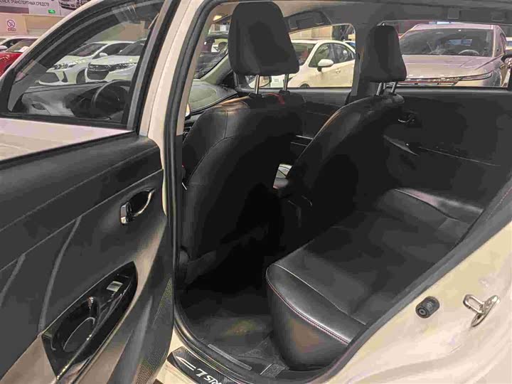 Фото 7 - Toyota Yaris L Hatchback