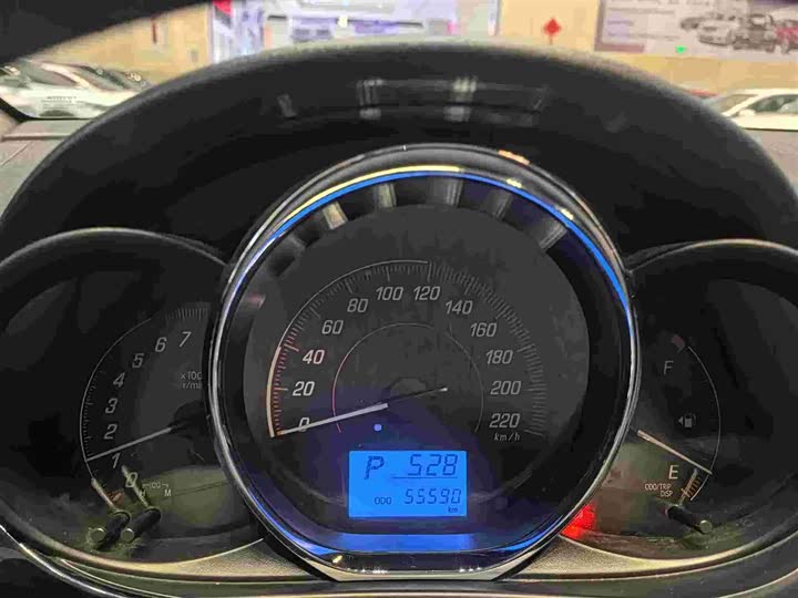 Фото 9 - Toyota Yaris L Hatchback