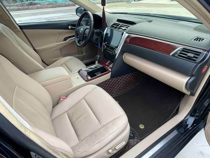 Фото 8 - Toyota Camry