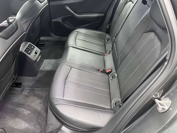 Фото 5 - Audi A4L