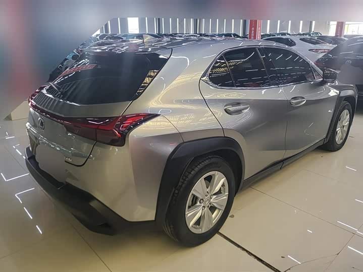Фото 2 - Lexus UX