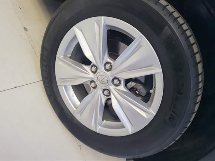 Фото 5 - Lexus UX