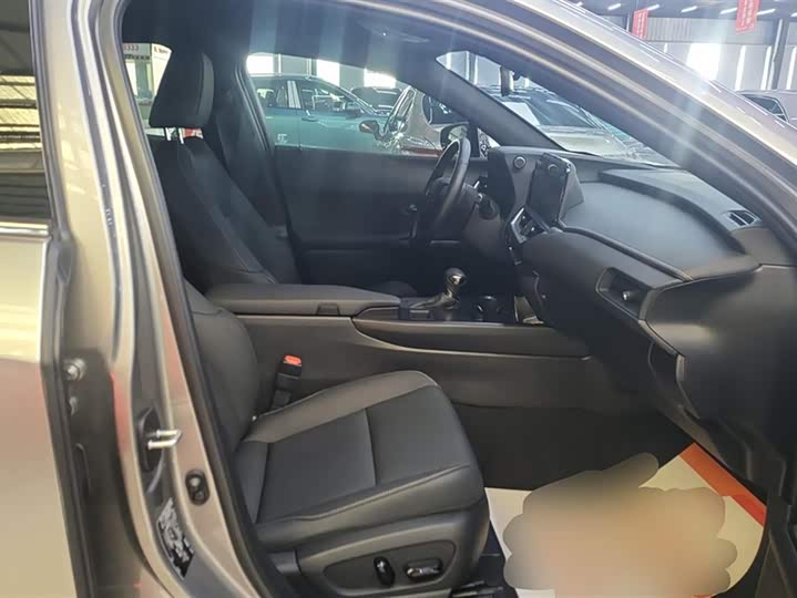 Фото 7 - Lexus UX