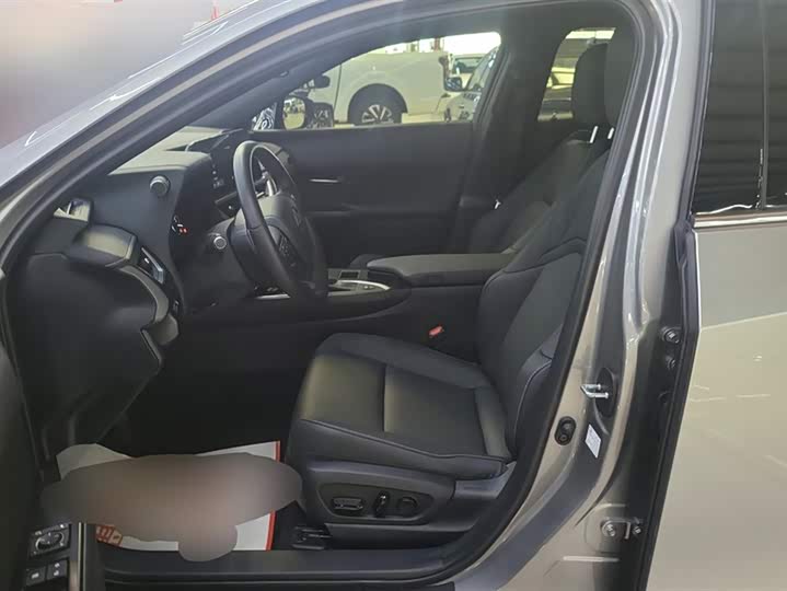 Фото 8 - Lexus UX