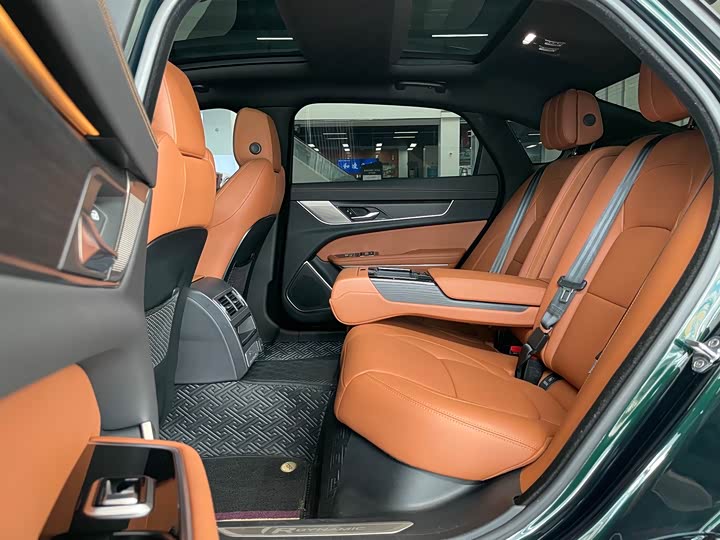 Фото 8 - Jaguar XF L