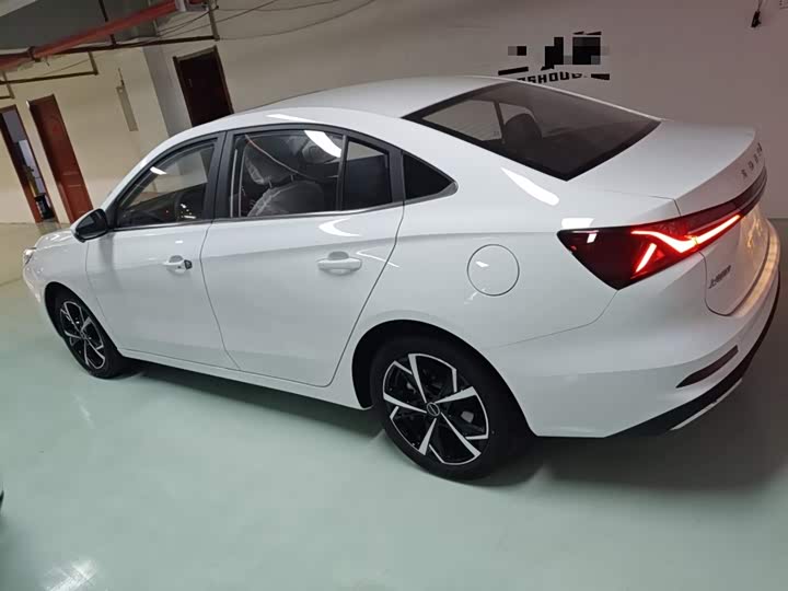 Фото 5 - Roewe i5