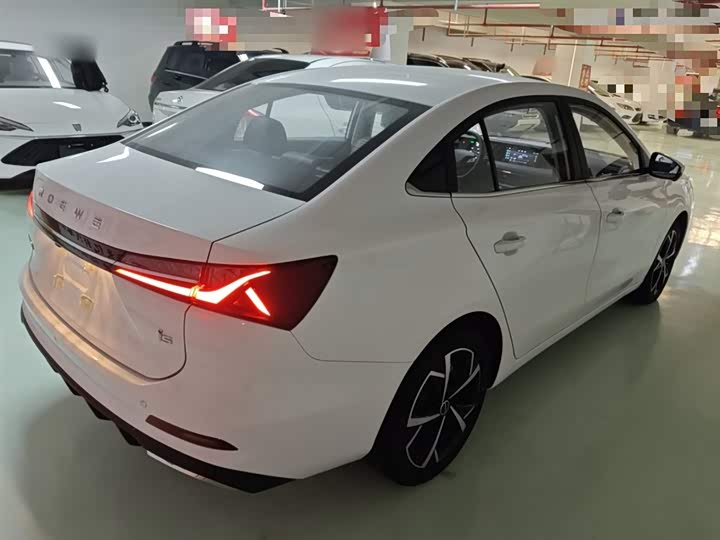 Фото 7 - Roewe i5