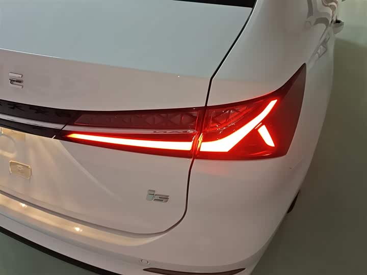 Фото 8 - Roewe i5