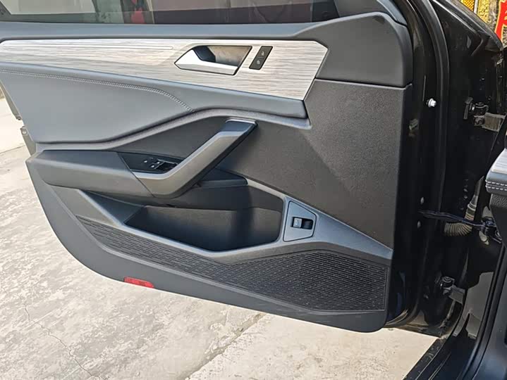 Фото 7 - Volkswagen Sagitar L