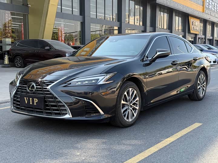 Фото 1 - Lexus ES