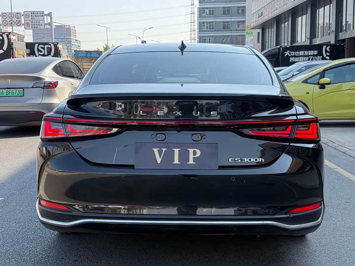 Фото 8 - Lexus ES