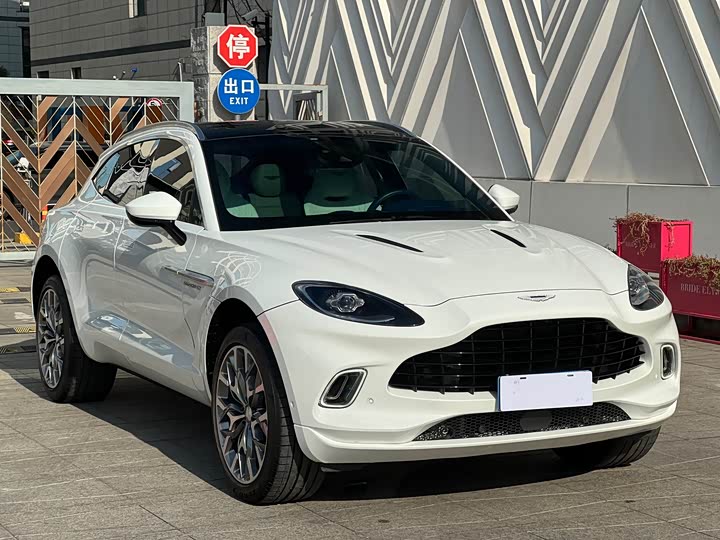 Фото 3 - Aston Martin DBX