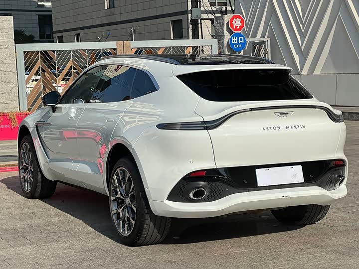 Фото 4 - Aston Martin DBX