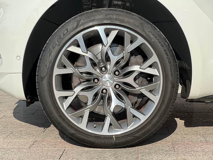 Фото 8 - Aston Martin DBX