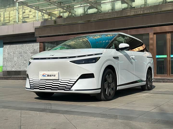 Фото 1 - XPeng X9