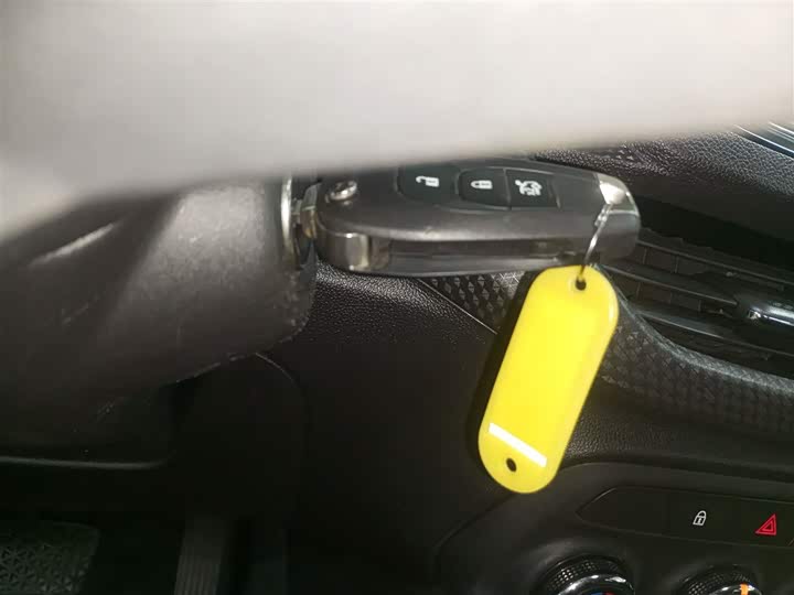 Фото 9 - Chevrolet Onix (Cavalier)