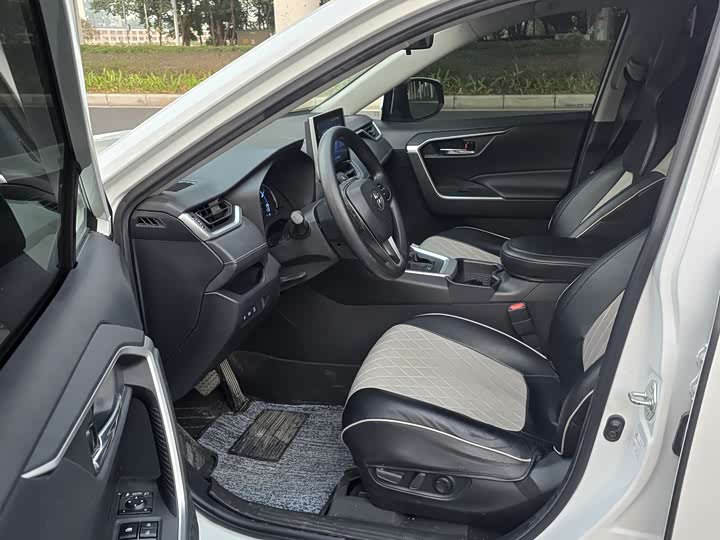 Фото 3 - Toyota RAV4