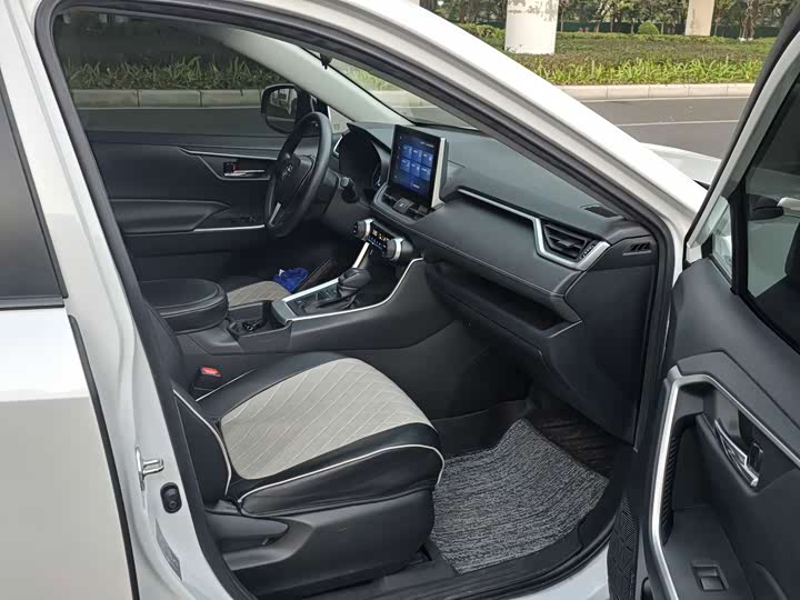 Фото 4 - Toyota RAV4