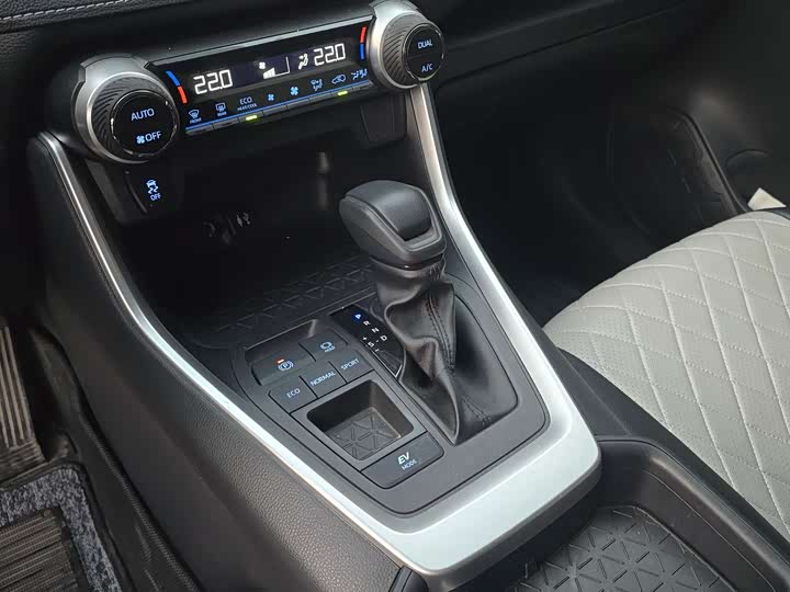 Фото 7 - Toyota RAV4