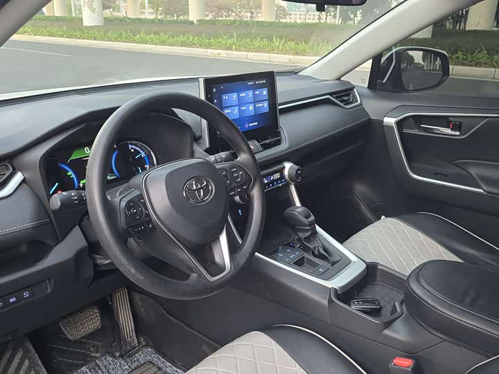 Фото 8 - Toyota RAV4