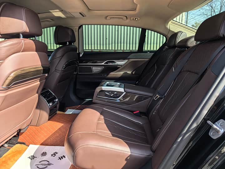 Фото 9 - BMW 7 Series