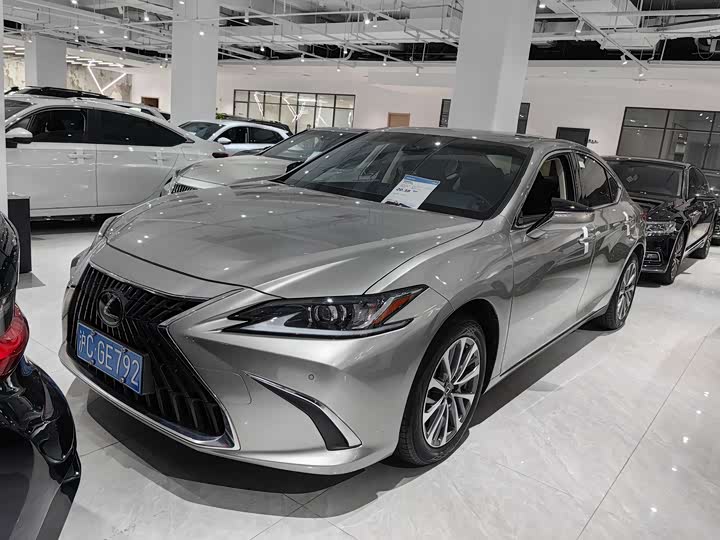 Фото 1 - Lexus ES