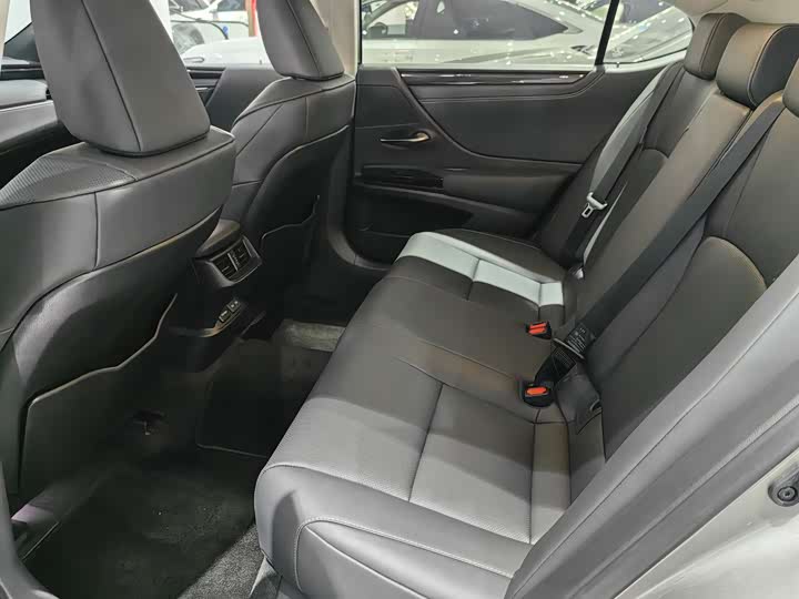 Фото 4 - Lexus ES