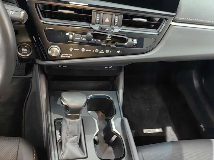 Фото 6 - Lexus ES