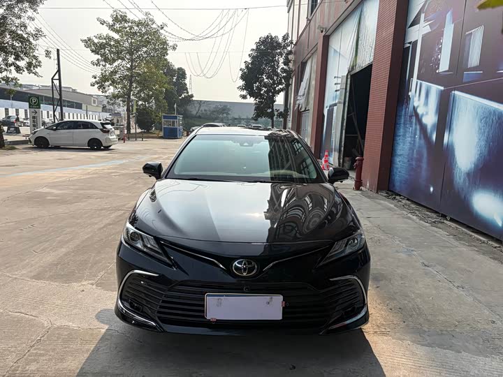 Фото 2 - Toyota Camry