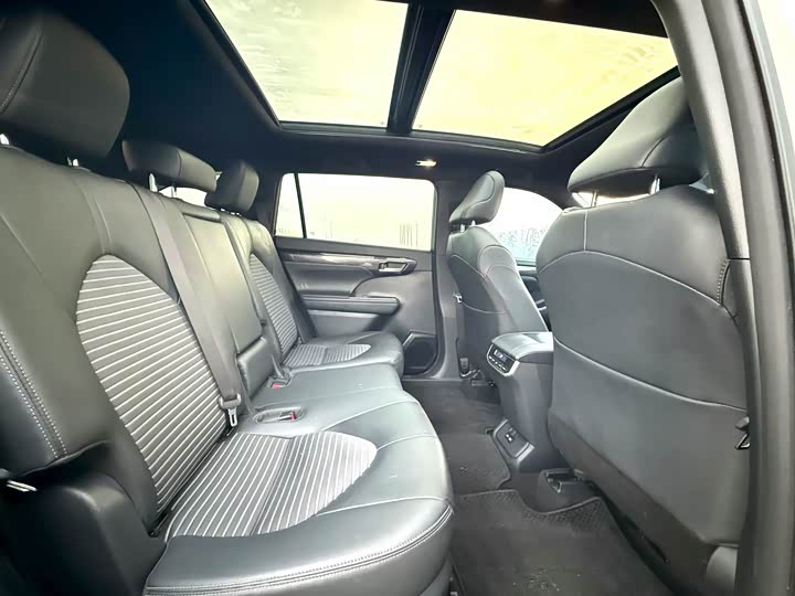 Фото 6 - Toyota Crown Kluger