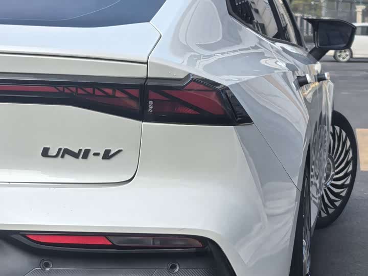 Фото 9 - Changan UNI-V